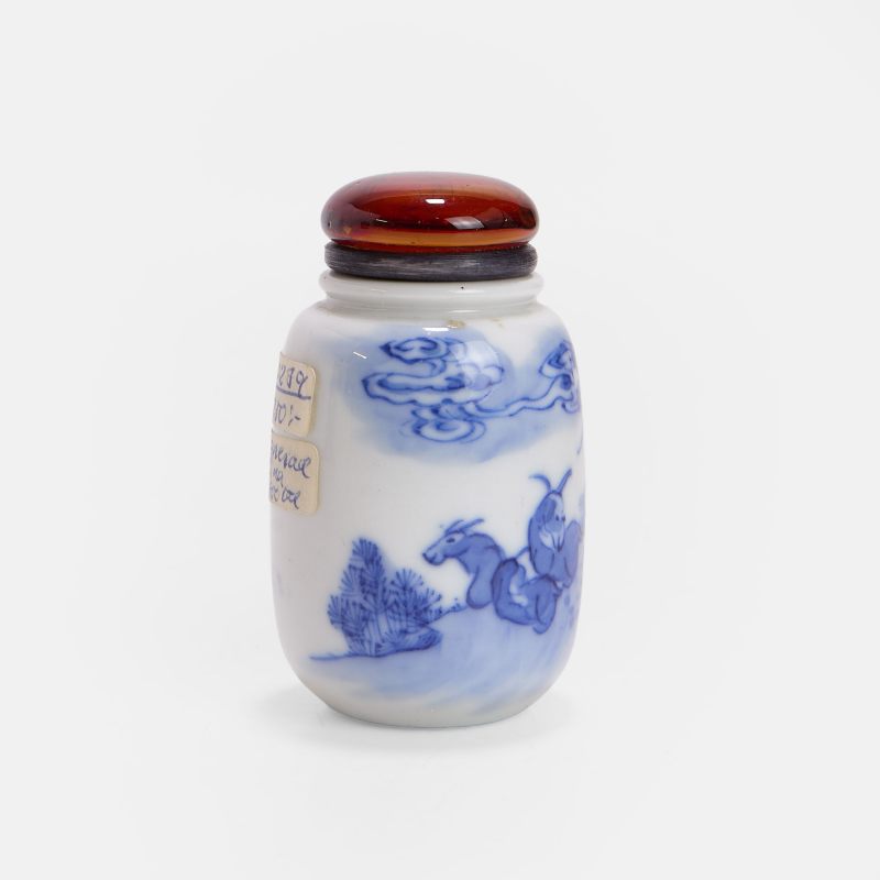 清晚期 青花人物故事图鼻烟壶 《雍正年制》青花楷书款 | A Chinese blue and white snuff bottle late Qing dynasty, of cylindrical form