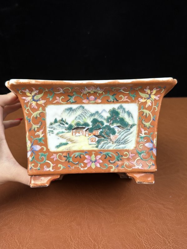 清乾隆 珊瑚红地宝相花开窗山水四方花盆一对 - 图19