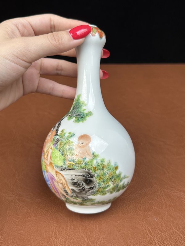 民国 珐琅彩西洋人物诗文蒜头瓶 - 图8