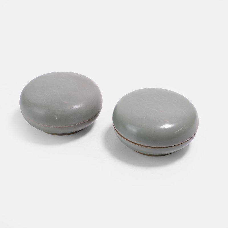 宋(可能) 青釉鸾凤纹盖盒 一对 | A pair of Chinese celadon-glazed boxes and covers possibly Song dynasty (960-1279), each of circular form - 图2