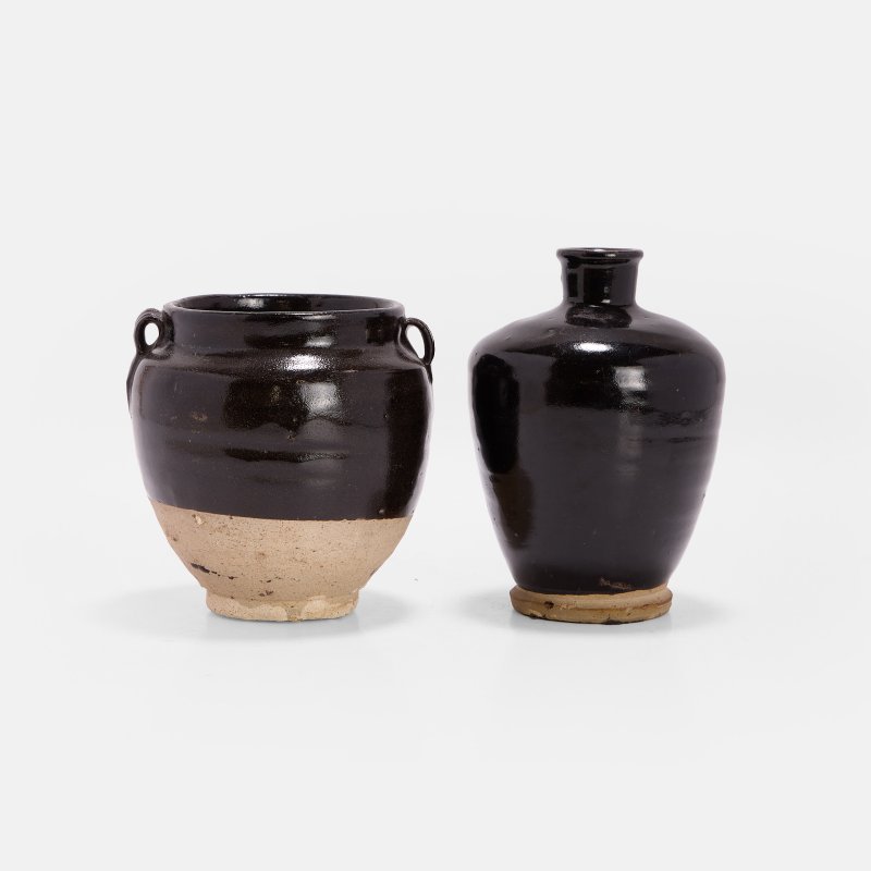 元至明 黑釉瓶 一组两件 | Two Chinese black-glazed stoneware vessels Yuan to Ming dynasties, comprising:
a jar