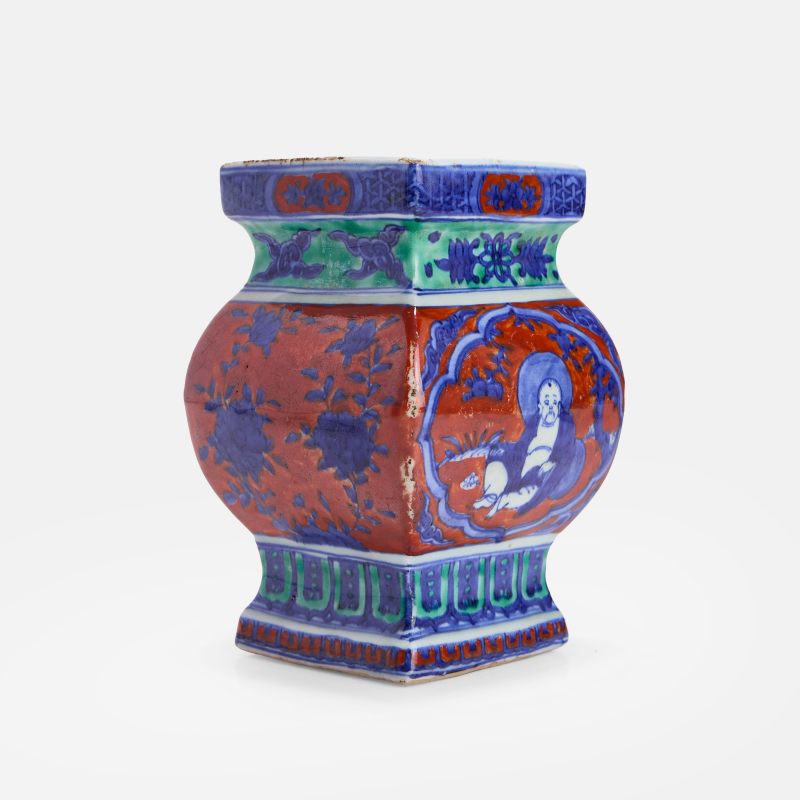 明万历 青花矾红彩罗汉图方尊 | A Chinese iron-red and underglaze-blue vase Wanli (1573-1620), of square form with a slightly bulbous middle section - 图2