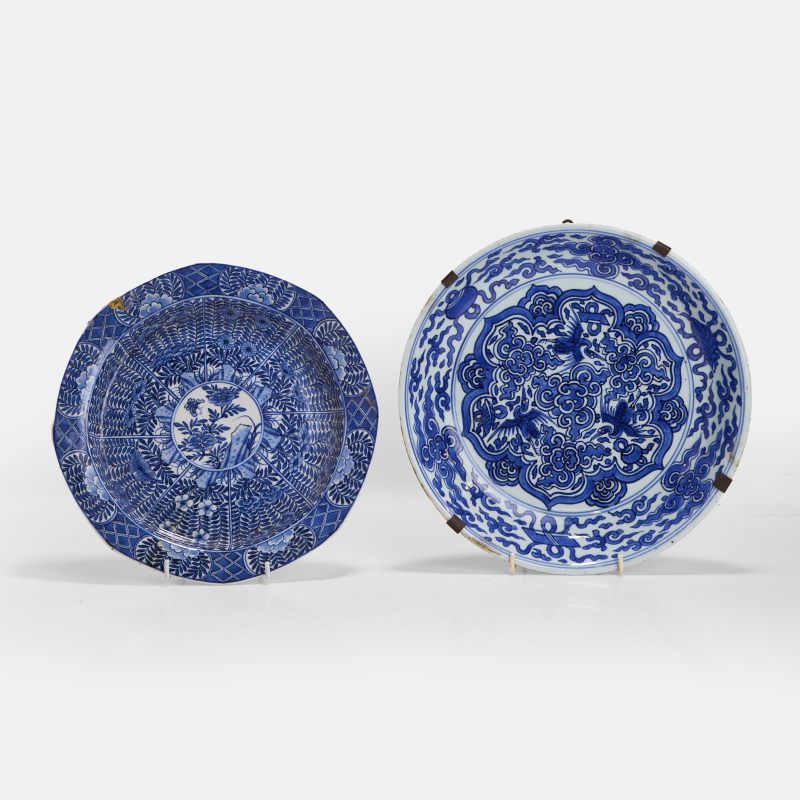 清康熙 青花盘 一组两件 | Two Chinese blue and white plates Kangxi (1662-1722), one circular - 图2