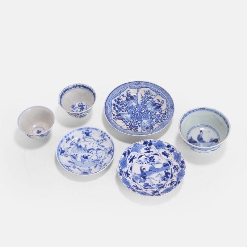 清康熙 青花人物故事图杯及碟 | Three matching Chinese blue and white cups and saucers Kangxi (1662-1722), of lobed or circular form - 图2