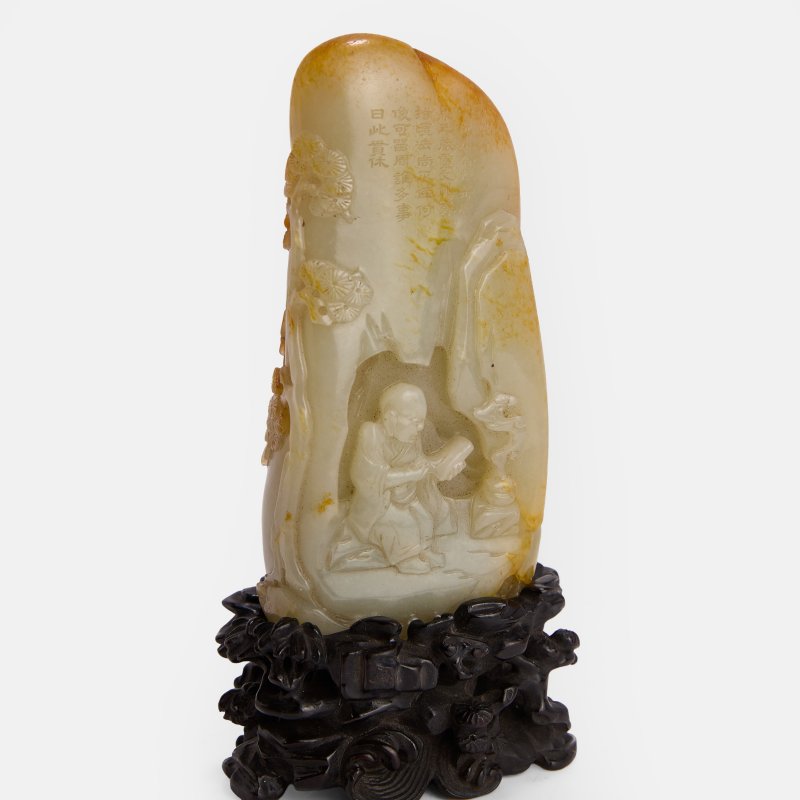 清乾隆 白玉诗题松下罗汉图山子 连木底座 | A Chinese jade boulder Qianlong (1736-1795), carved in high relief with a luohan seated in a cave reading a scroll beside an incense burner - 图3