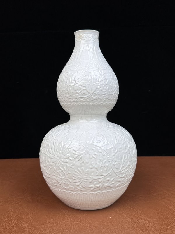 清乾隆  仿定白釉凸花缠枝莲纹葫芦瓶 - 图8