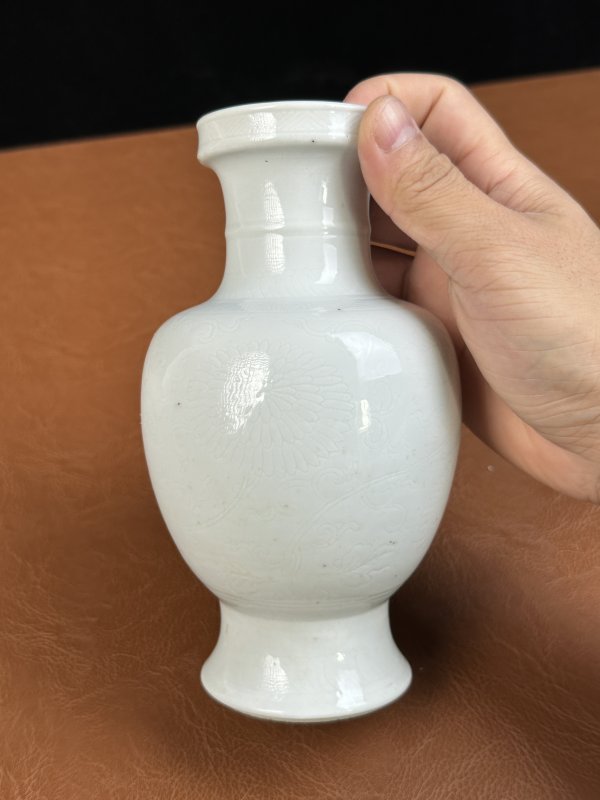 清康熙 白釉暗刻花卉盘口瓶 - 图10