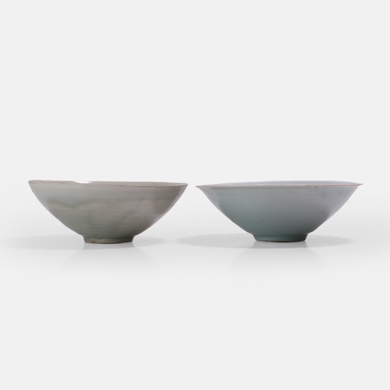 南宋 青白釉划花碗 一组两件 | Two Chinese qingbai-glazed bowls Southern Song dynasty (1127-1279), each conical body rising from a circular foot - 图1