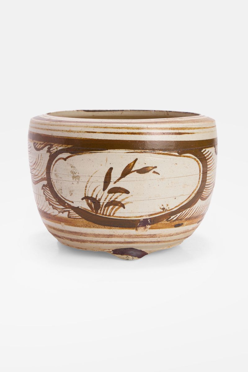 南宋至元 吉州窑白釉褐彩芦苇水波纹三足香炉 | A Chinese Jizhou ware incense burner Southern Song to Yuan dynasties, the rounded cylindrical body supported on three spreading stud feet - 图4