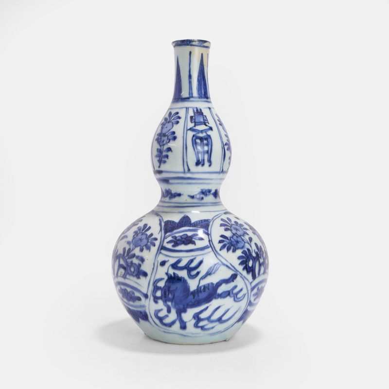 明万历 青花开光飞马花卉纹葫芦瓶 | A Chinese blue and white vase Wanli (1573-1620), in the shape of a double gourd