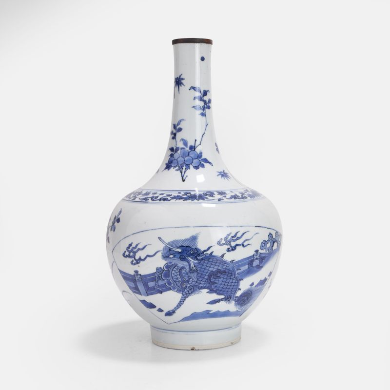 明崇祯 青花开光麒麟纹瓶 | A Chinese blue and white bottle vase Chongzhen (1628-1644), the rounded sides rising from a circular foot to a cylindrical neck - 图2