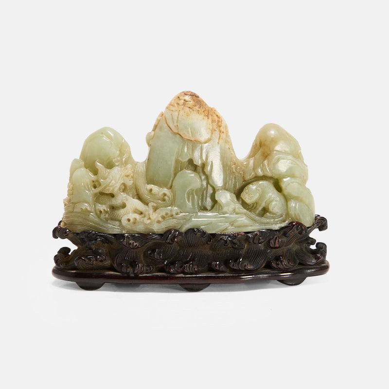 清 白玉龙虎纹笔架山 连木底座 | A Chinese jade brush rest Qing dynasty (1644-1911), of triangular shape with rounded peaks of varying heights in imitation of a mountain range - 图2