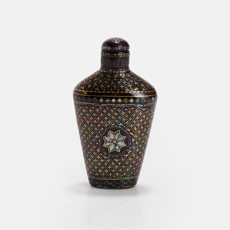 晚清民国 黑漆嵌螺钿鼻烟壶 《千里》款 | A Chinese lac-burgauté snuff bottle late 19th/early 20th century, decorated with a continuous geometric pattern of inlaid shell and gold