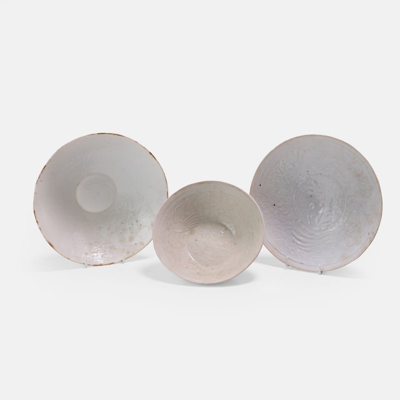 元 青白釉模印凤穿牡丹纹碗 一组三件 | Three Chinese qingbai-glazed bowls Yuan dynasty (1271-1368), each with moulded decoration of phoenixes among peony
(3)
16.5 to 20.5cm diameter
Provenance:
The Private Collection of Michael George Kuczynski (1941-2025) - 图3