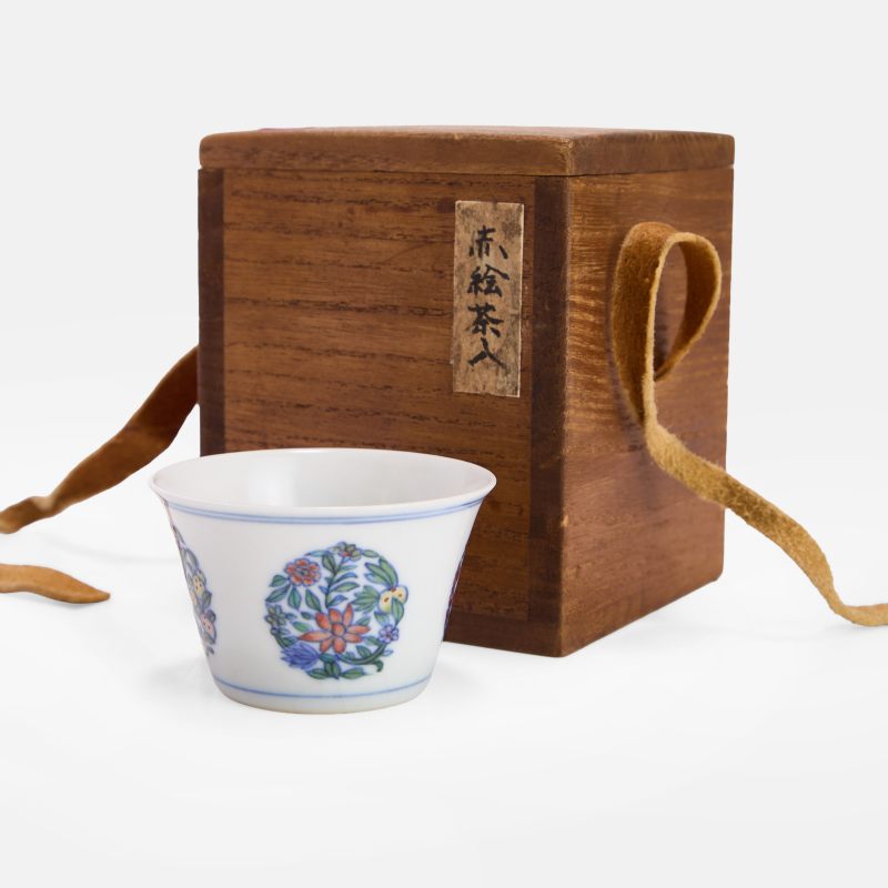 清 斗彩团花纹杯 《大明成化年制》青花楷书款 | A Chinese doucai teacup Qing dynasty (1644-1911), of tapering form with a flared rim - 图2