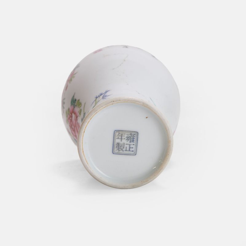 民国 粉彩锦鸡牡丹纹蒜头瓶 《雍正年制》蓝料楷书款 | A Chinese famille rose vase Republic period (1912-1949), the baluster body rising to a tall rounded shoulder and a bulbous mouth