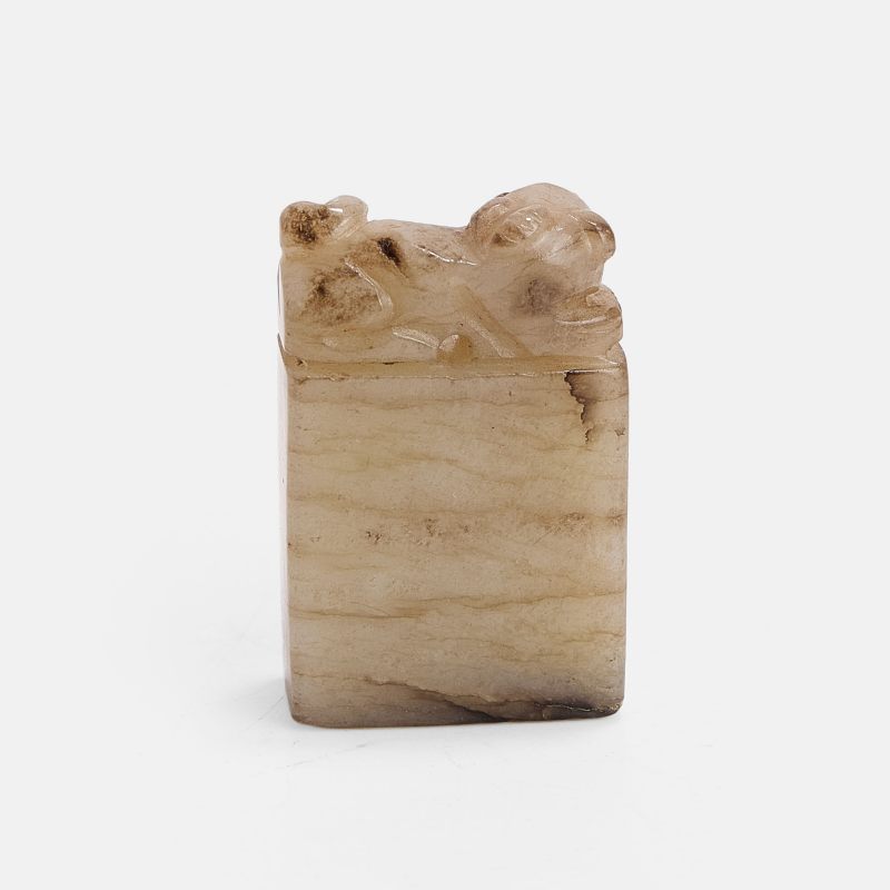 明 白玉瑞兽钮印章 | A Chinese jade seal Ming dynasty (1368-1644), of a recumbent mythical beast lying on top of a rectangular plinth
