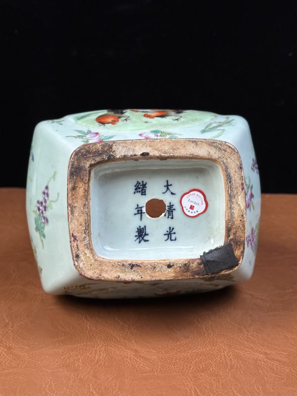 清光绪 豆青釉粉彩开光花鸟贯耳瓶 - 图9