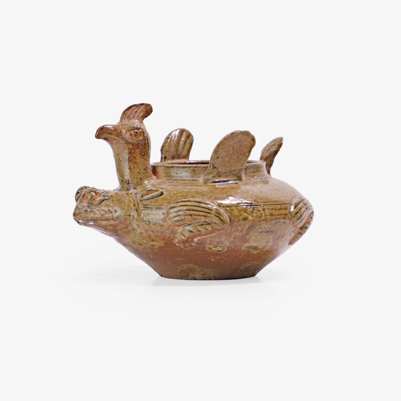 东晋 青釉水注 | A Chinese celadon-glazed water dropper Eastern Jin dynasty (317-420), in the shape of a toad carrying a cockerel on its back
11cm long
Provenance:
The Private Collection of Michael George Kuczynski (1941-2025) - 图2