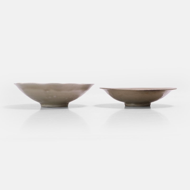 宋至元 青釉碗 一组两件 | Two Chinese celadon-glazed dishes 12th-14th century, comprising:
one lobed - 图1