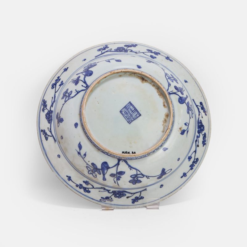 明晚期 青花洞石花卉纹盘 | A Chinese blue and white plate late Ming dynasty, the rounded sides rising from a circular foot to a broad rim - 图1