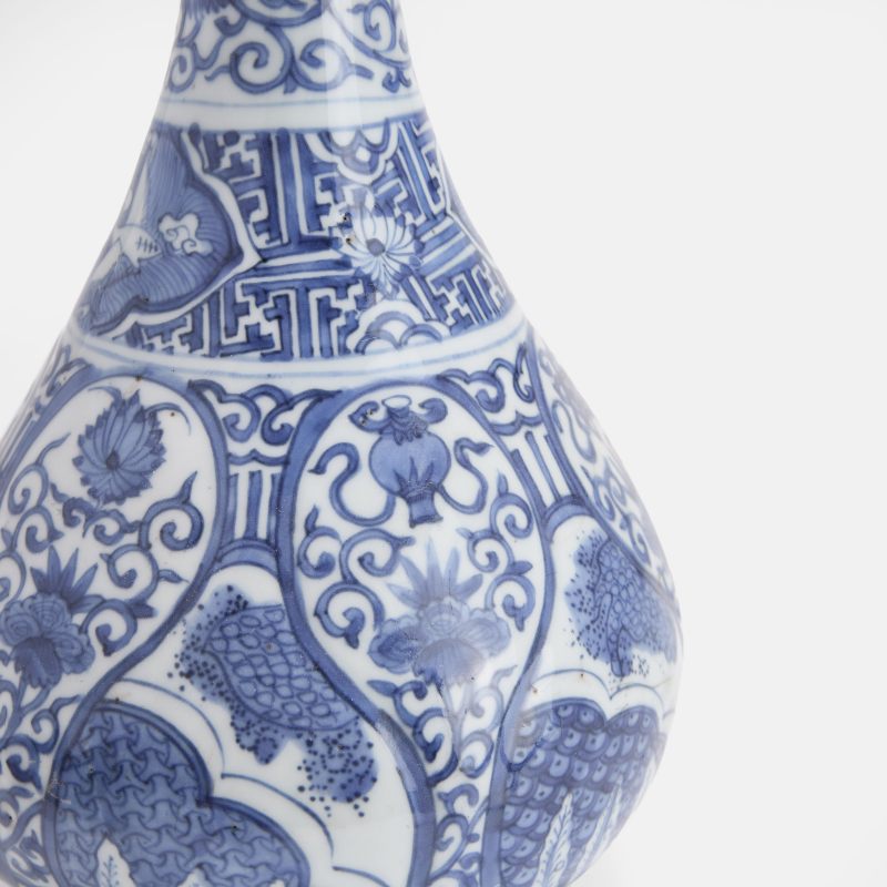 明万历 青花八吉祥纹瓶 | A Chinese blue and white vase Wanli (1573-1620), the pear-shaped body rising to a long tapering neck with a lipped rim - 图2