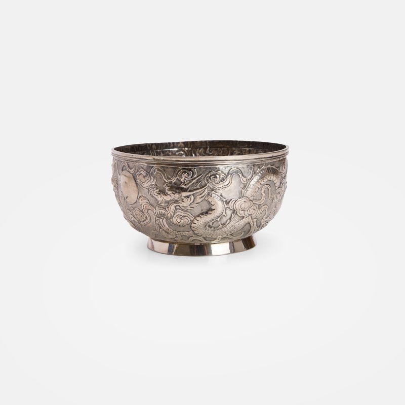 二十世纪初 外销银云龙纹碗 | A Chinese export silver bowl early 20th century, the rounded body supported on a slightly spreading foot - 图3