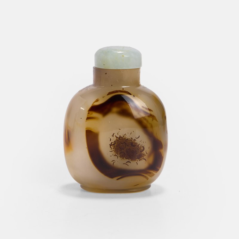 清 光素玛瑙鼻烟壶 | A Chinese agate snuff bottle Qing dynasty (1644-1911), of flattened ovoid form