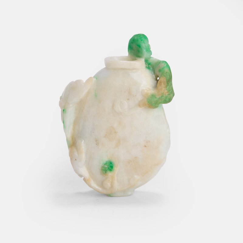 清晚期 玉雕螭龙纹鼻烟壶 | A Chinese jade snuff bottle late Qing dynasty, - 图2