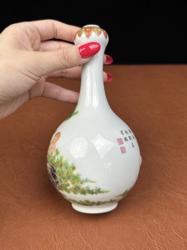 民国 珐琅彩西洋人物诗文蒜头瓶 - 图9