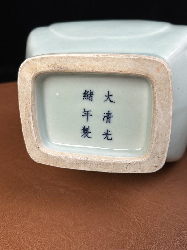 清光绪 粉青釉杏圆贯耳瓶 - 图10