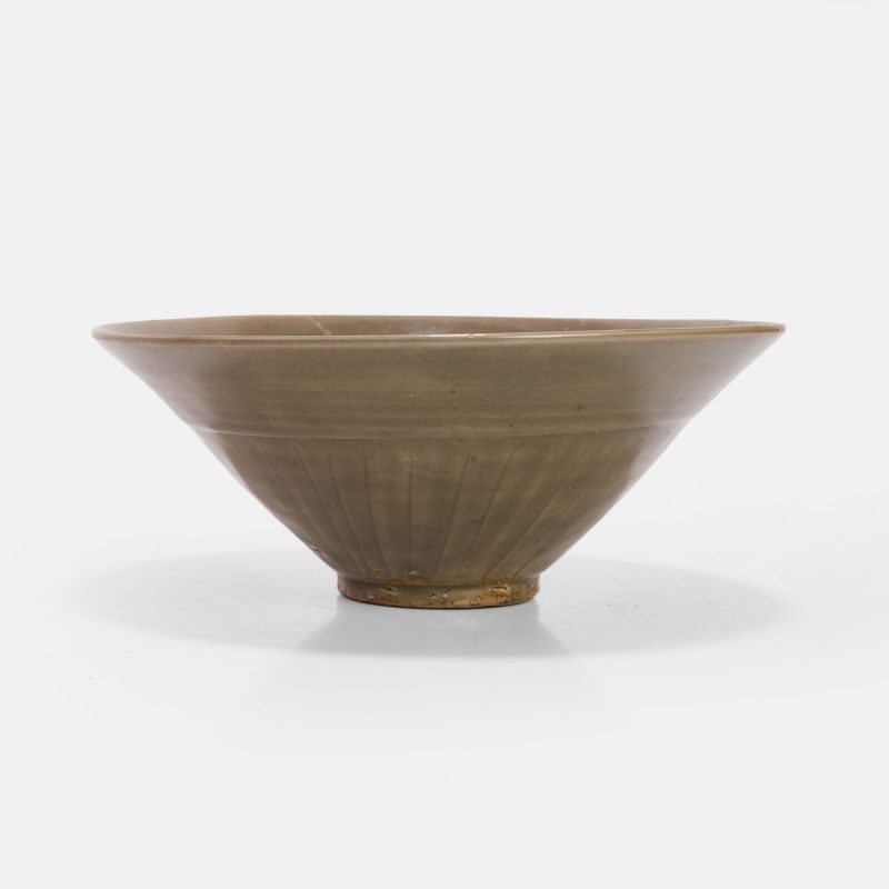 南宋 耀州窑青釉印花斗笠碗 | A Chinese Yaozhou ware bowl Southern Song dynasty (1127-1279), the conical body rising from a short circular foot - 图3