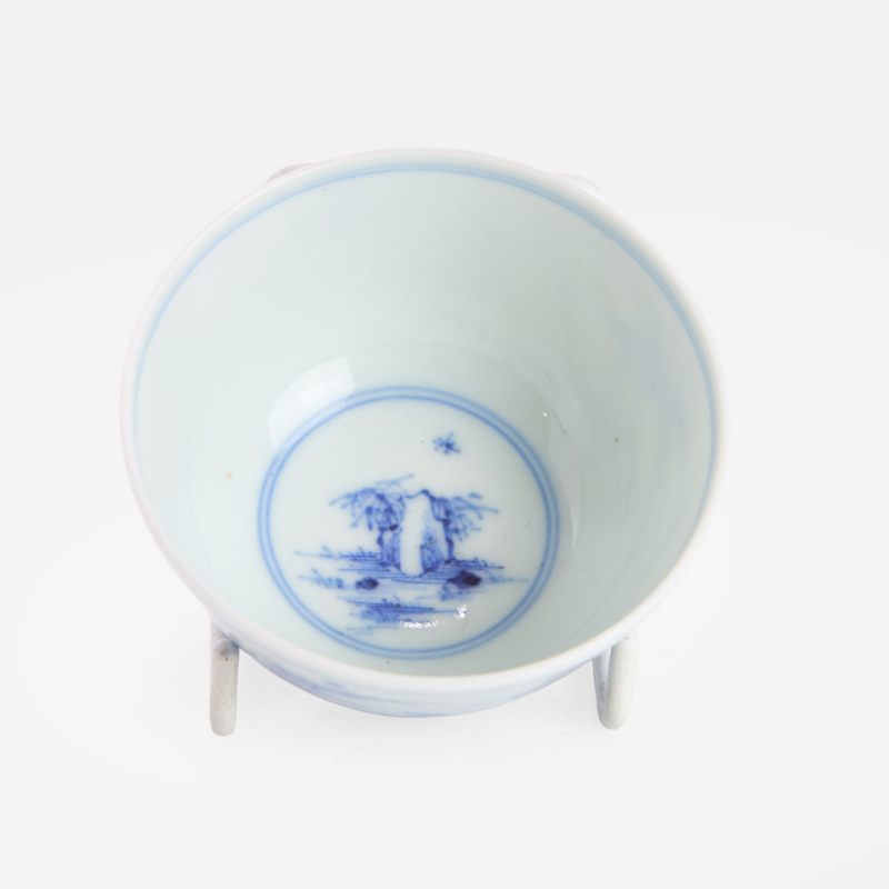 清十八世纪 青花芦雁纹杯 《大清雍正年制》青花楷书款 | A Chinese blue and white teacup 18th century, the rounded sides rising from a circular foot - 图2