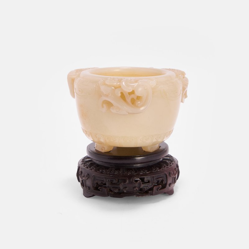 清 玉雕螭龙纹三足洗 连木底座 | A Chinese jade brush washer Qing dynasty (1644-1911), the rounded body with an inward-curved mouth supported on three ruyi-head shaped feet
