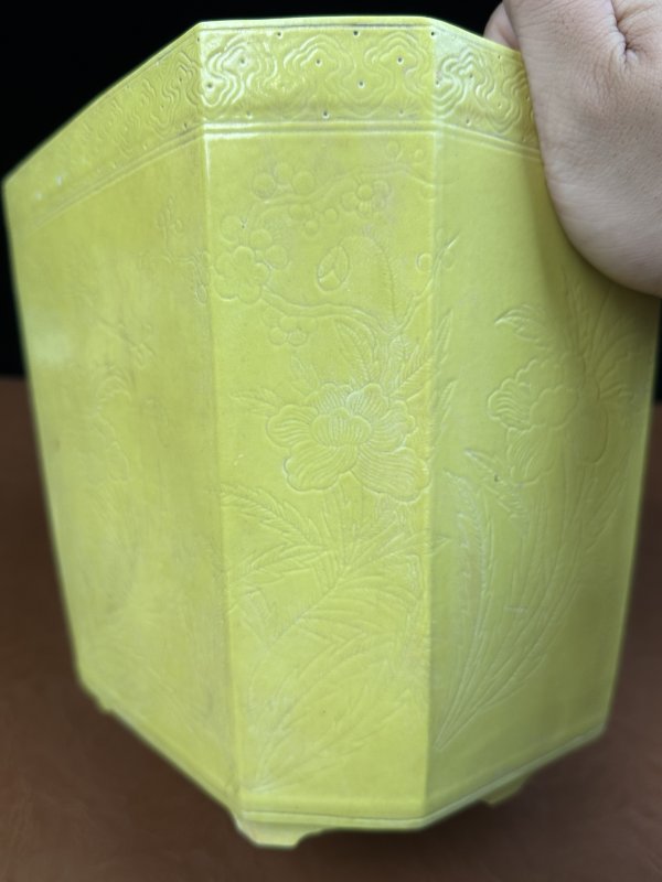 清光绪 黄釉暗刻花卉纹八方花盆 - 图4