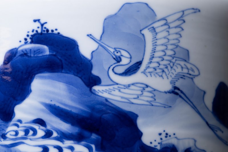 清康熙 青花鹿鹤同春图棒槌瓶 | A Chinese blue and white vase Kangxi (1662-1722) of rouleau form with a cylindrical neck and a galleried rim - 图7