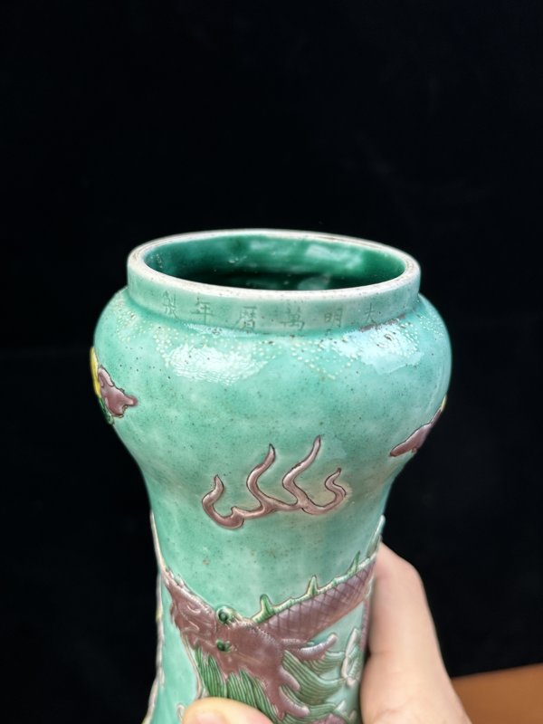 清晚期  素三彩贴塑云龙纹蒜头瓶 - 图12