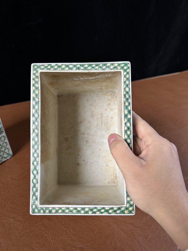 清 素三彩锦地仿书卷纹花盆一对 - 图6