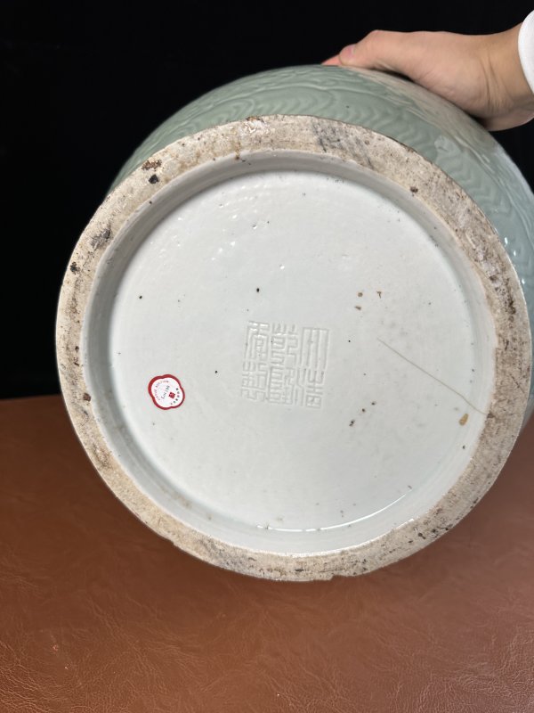 清中期 青釉暗刻缠枝花卉纹双耳瓶 - 图12