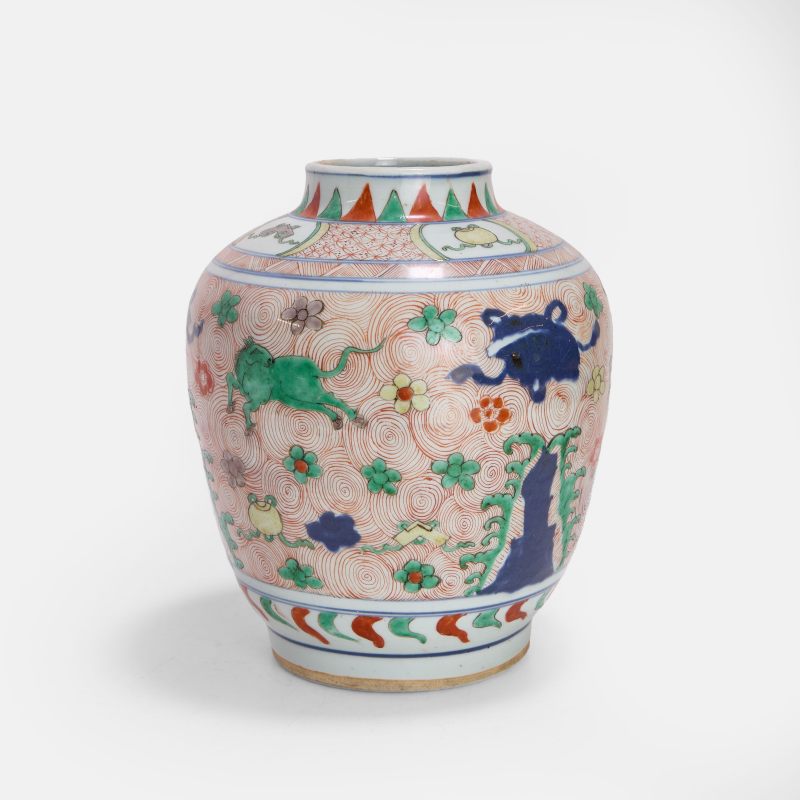 清顺治 五彩天马纹罐 | A Chinese wucai jar Shunzhi (1644-1661), the tapering body rising from a circular foot to a short waisted neck - 图2