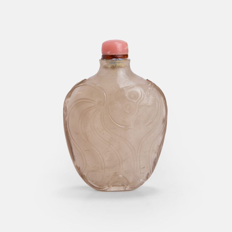清晚期 水晶雕蝙蝠纹鼻烟壶 | A Chinese rock crystal snuff bottle late Qing dynasty, the well-hollowed flattened body carved in low relief with a bat to each side - 图2