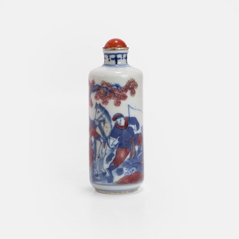 清晚期 青花釉里红人物故事图鼻烟壶 | A Chinese copper-red and underglaze-blue snuff bottle late Qing dynasty, of cylindrical form