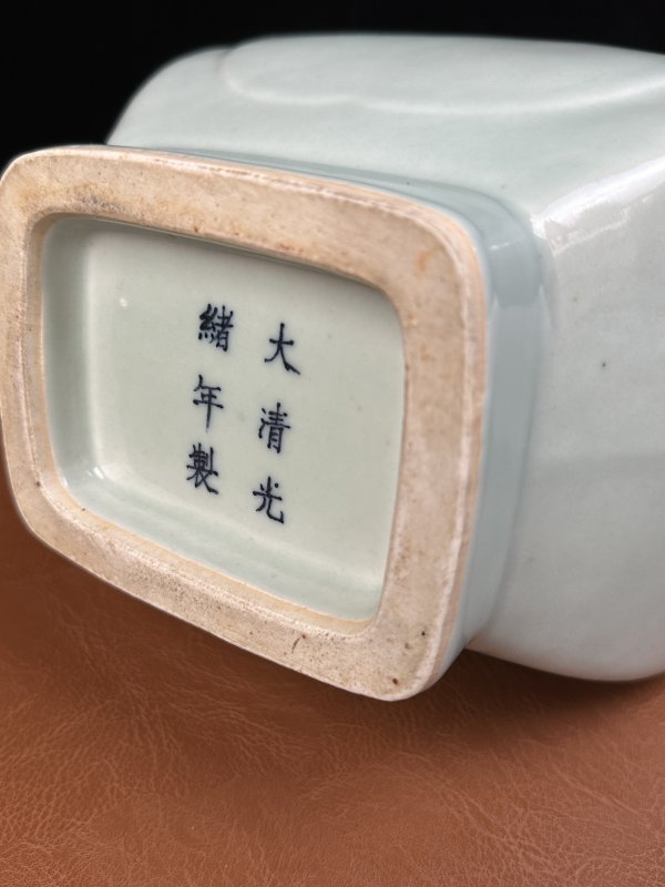 清光绪 粉青釉杏圆贯耳瓶 - 图11