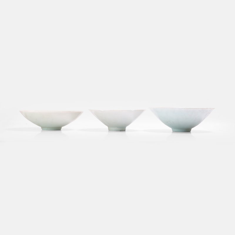 南宋 青白釉牡丹童子纹碗 一组三件 | Three Chinese qingbai-glazed bowls Southern Song dynasty (1127-1279), each of conical form - 图2