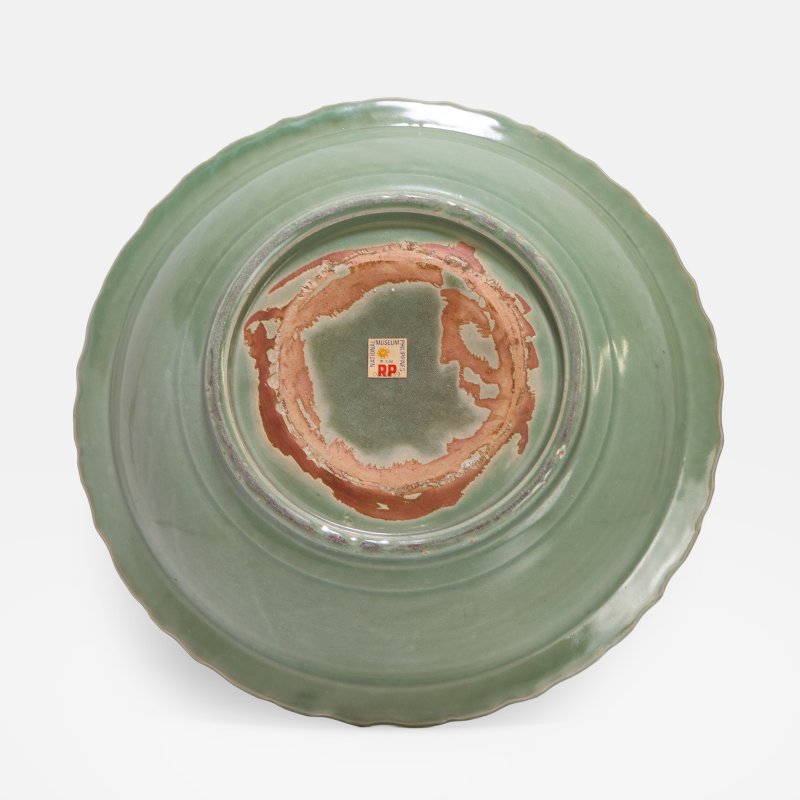 明 龙泉青釉刻牡丹纹菱口盘 | A Chinese Longquan celadon charger Ming dynasty (1368-1644), heavily potted with a barbed rim