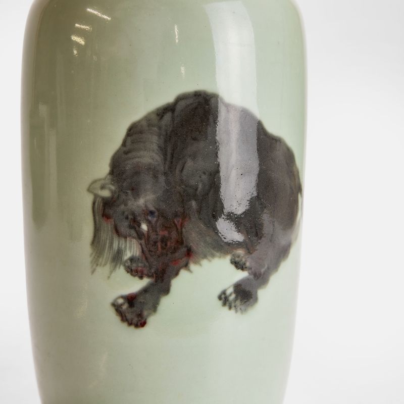 清康熙(可能) 豆青地釉里红瑞兽纹瓶 | A Chinese copper-red vase possibly Kangxi period, of cylindrical form - 图3