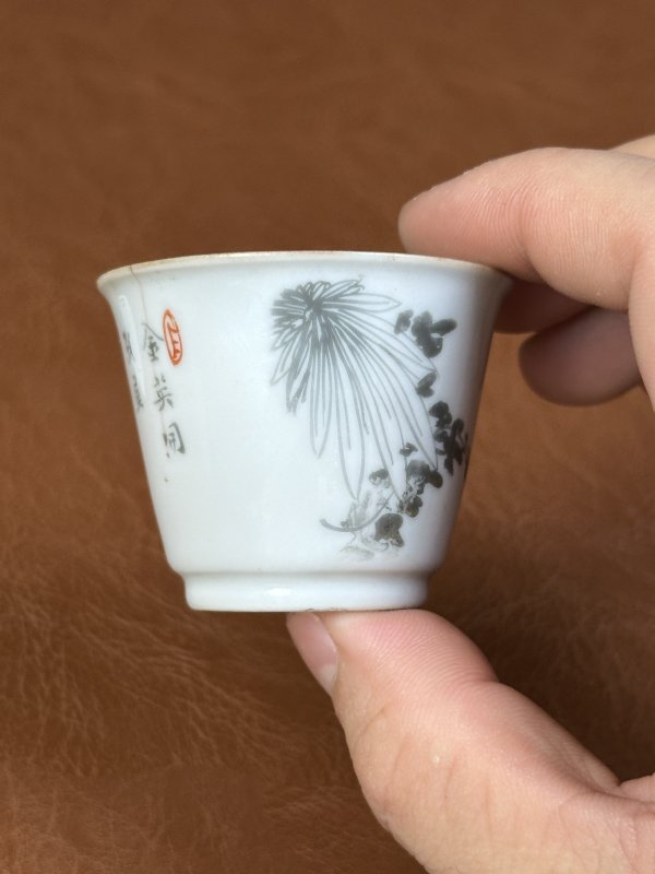 清乾隆 内松石绿地外墨彩花卉诗文杯一对 - 图5