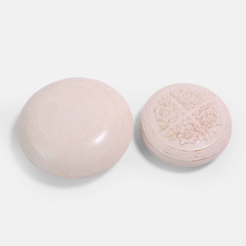 宋至明 白釉花卉纹盖盒 一组两件 | Two Chinese white-glazed boxes and covers Song-Ming dynasty, of circular form - 图1