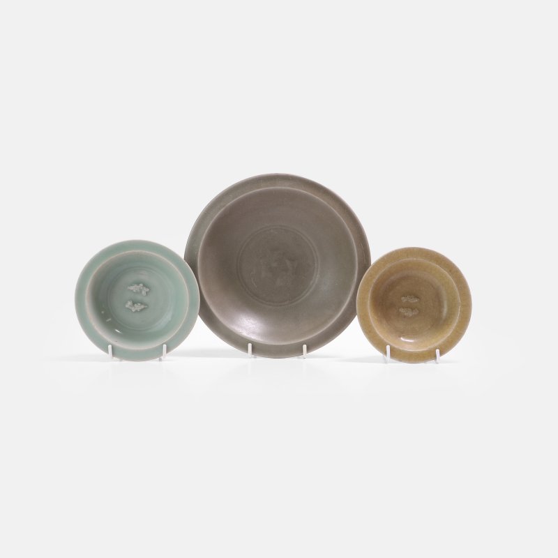 宋 龙泉窑青釉双鱼纹盘 一组三件 | Three Chinese Longquan celadon-glazed dishes Song dynasty (960-1279), each with shallow rounded sides rising to a broad flat rim