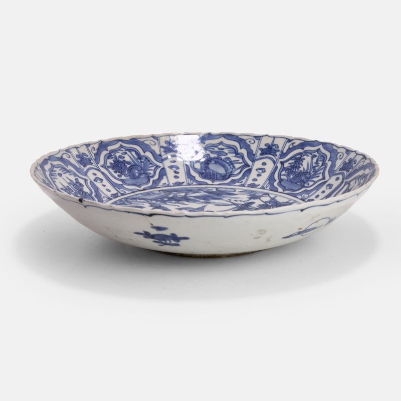 明万历 克拉克式荷塘纹花口盘 | A Chinese Kraak blue and white charger Wanli (1573-1620), the lobed body heavily potted - 图1